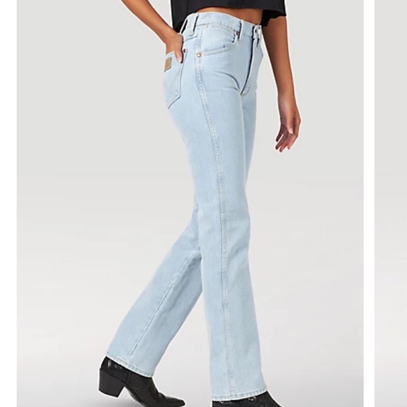 Wrangler jeans 11x32. Sized on small size. I usually wear a size 6 and these fit - Picture 2 of 7